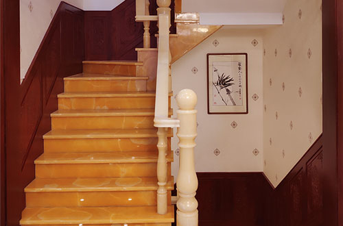 霞山中式别墅室内汉白玉石楼梯的定制安装装饰效果