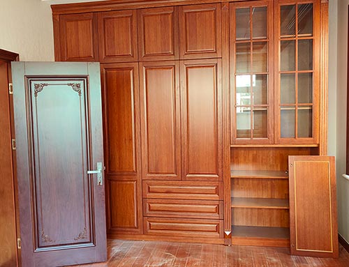 霞山中式家庭装修里定制的实木衣柜效果图